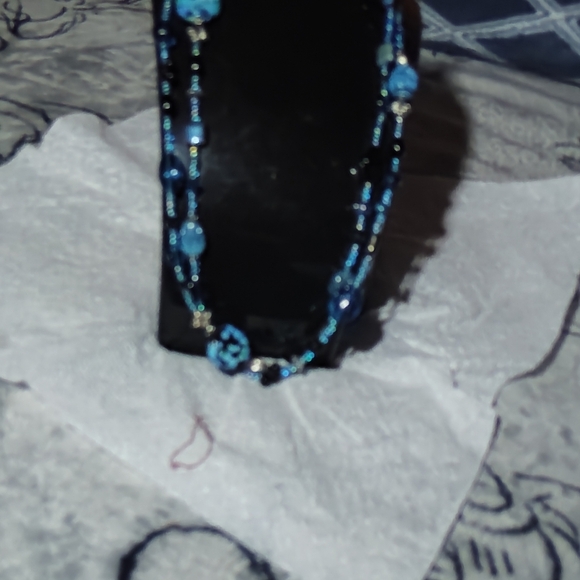 VINTAGE BLUE & BLACK BEADED NECKLACE WITH GOLD BROOCH CLOSURE ARTSY BOHO WHIMSY - Picture 6 of 6